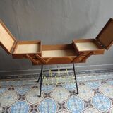Wood worker wears scoubidou magazines