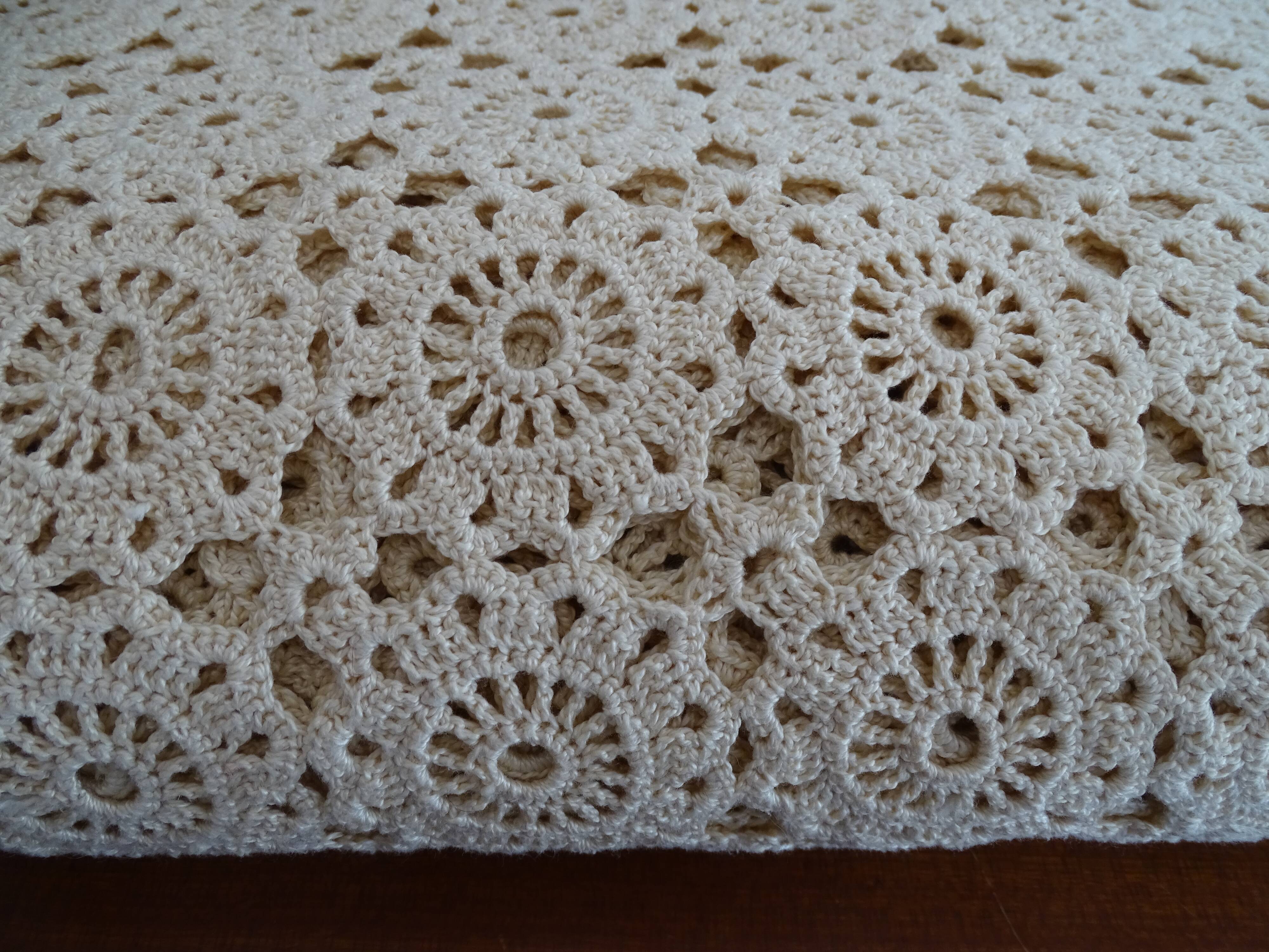 Ancien couvre lit au crochet beige fleurs 205 x 170 cm