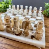 Jeu d’échecs en onyx – Plateau et pièces en pierre naturelle
