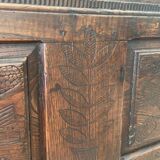 Coffre chene fonce sculpte 18e