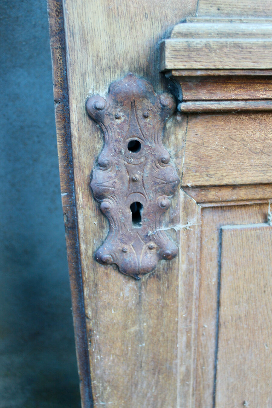 Oak entrance door at double chassis opening