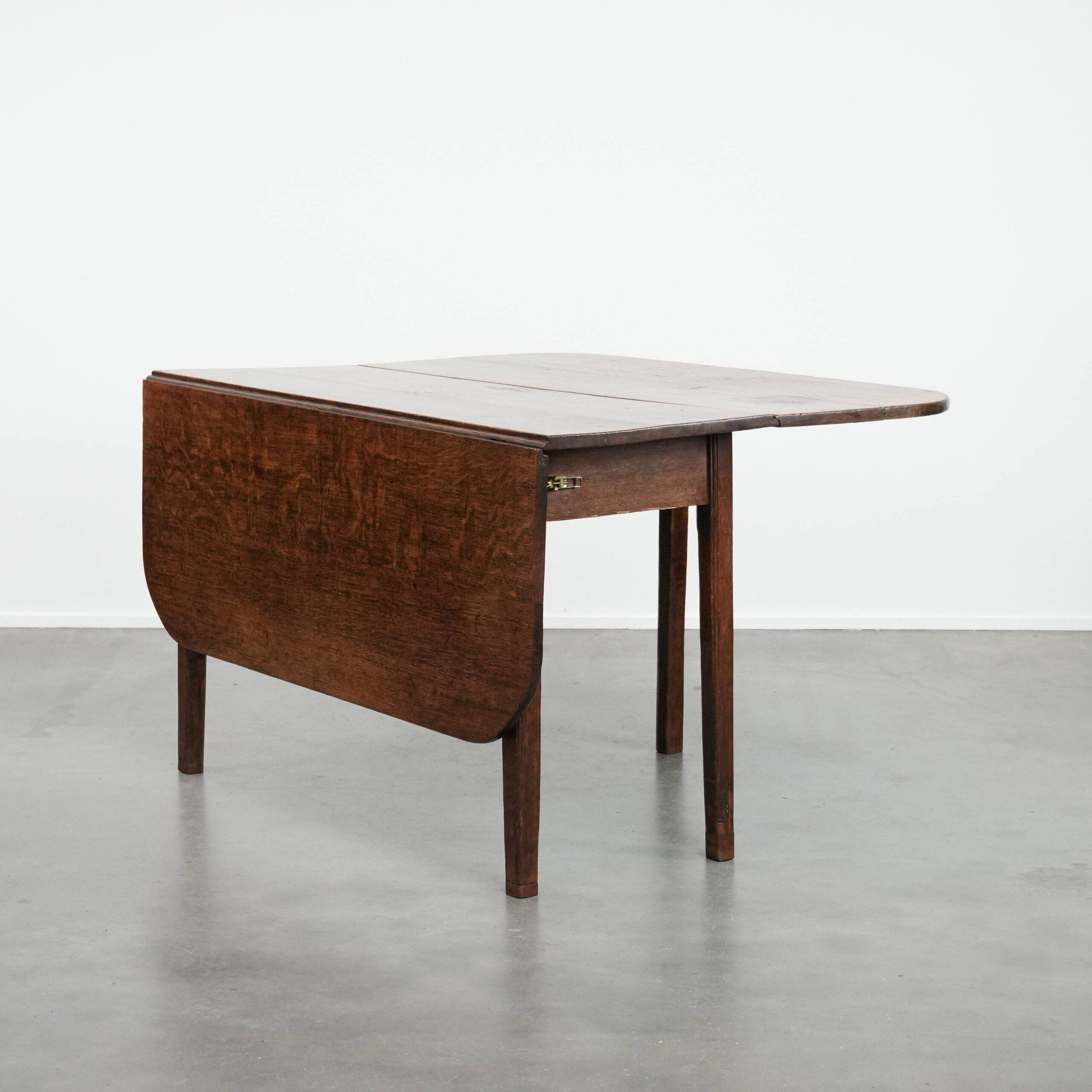 Charming antique English drop-leaf dining table made of oak from the late 19th century