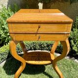 Table à ouvrages en loupe de frêne époque Charles X