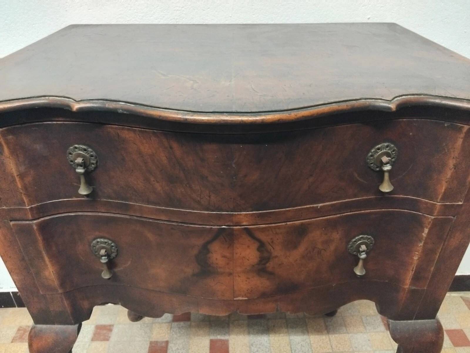 Commode galbée ancienne