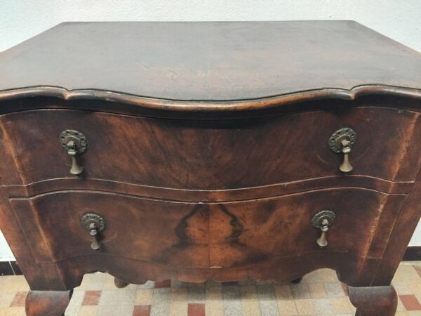 Commode galbée ancienne