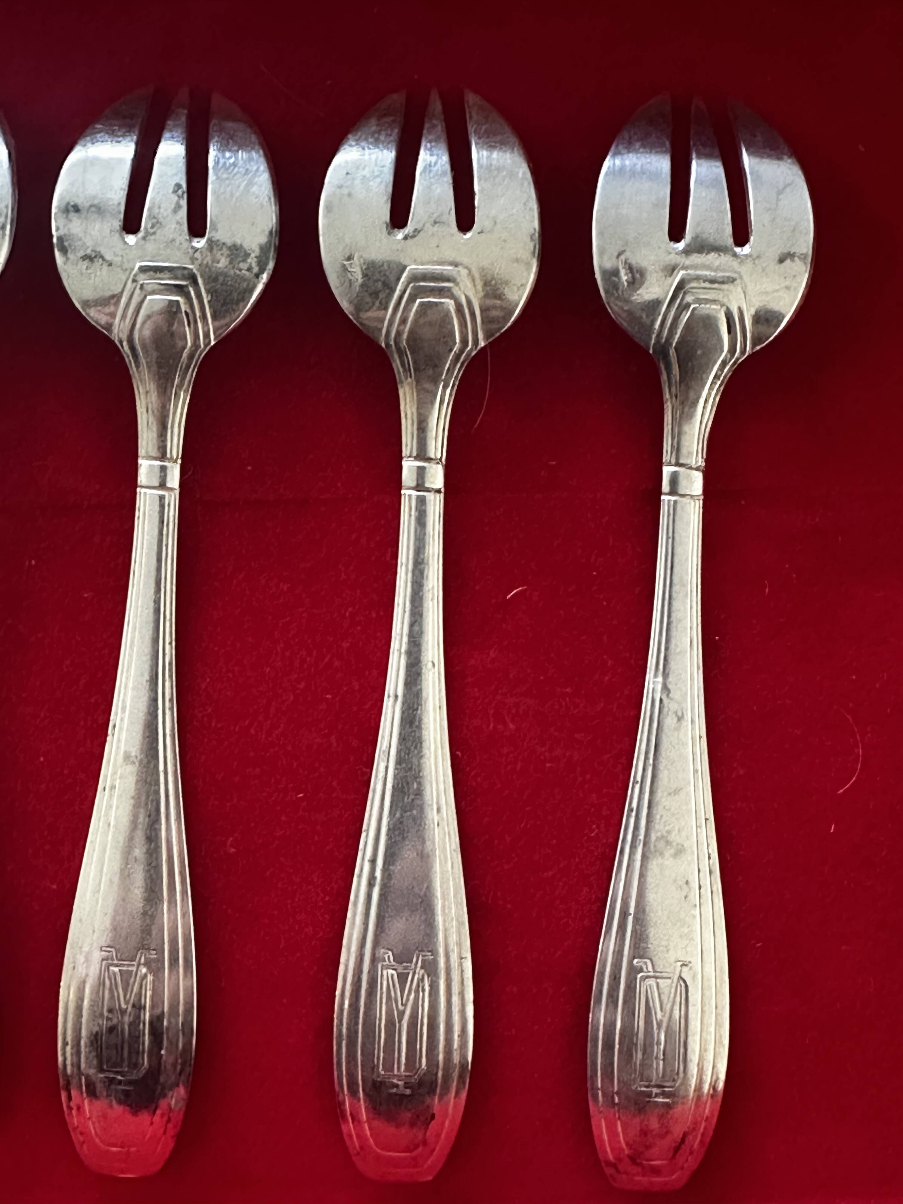 6 Oyster forks, Art Deco period 1930 - solid silver, initials YD