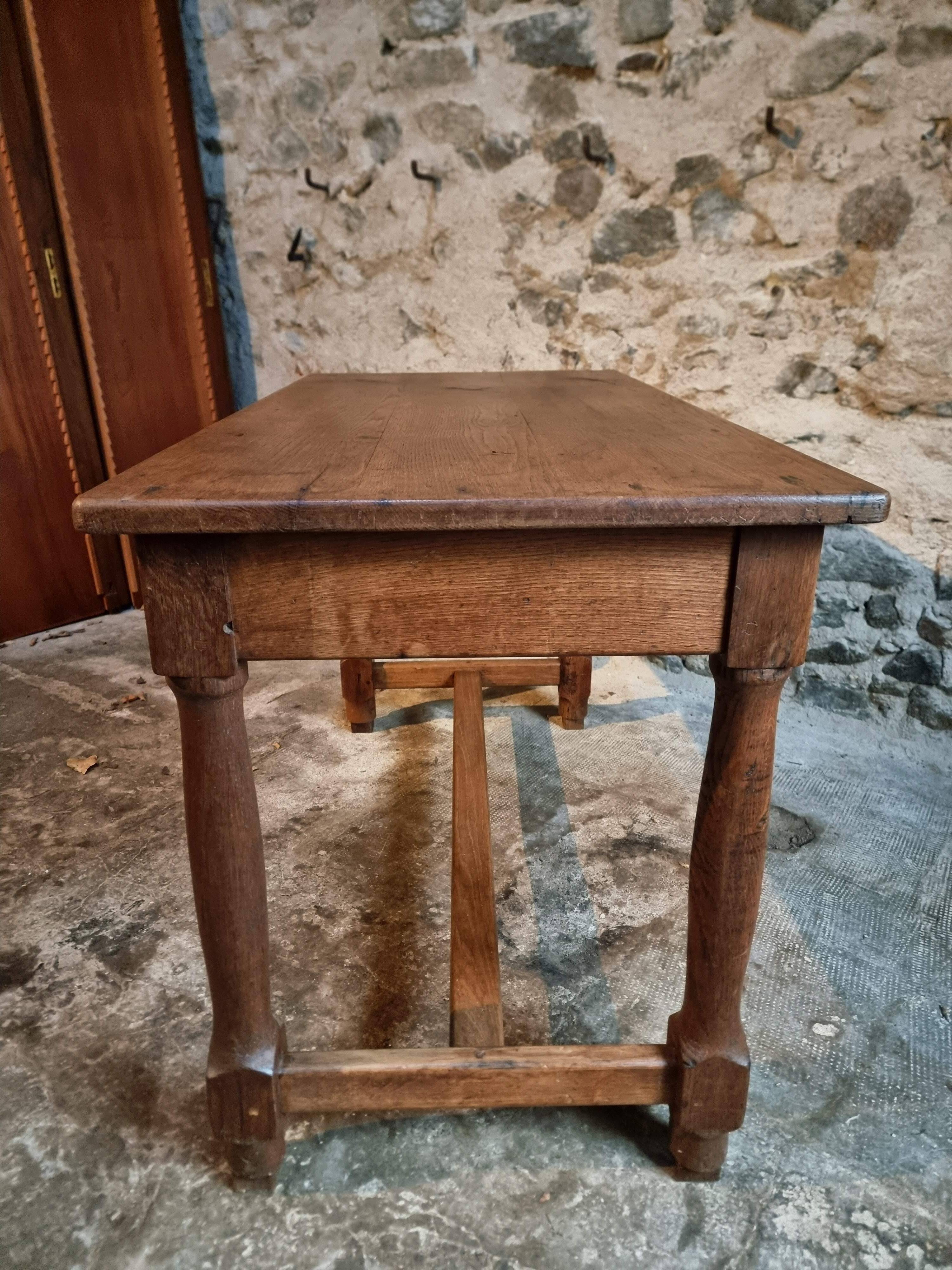 Antique French farmhouse table in oak (1780–1830) – Walnut legs – Rustic provincial dining table