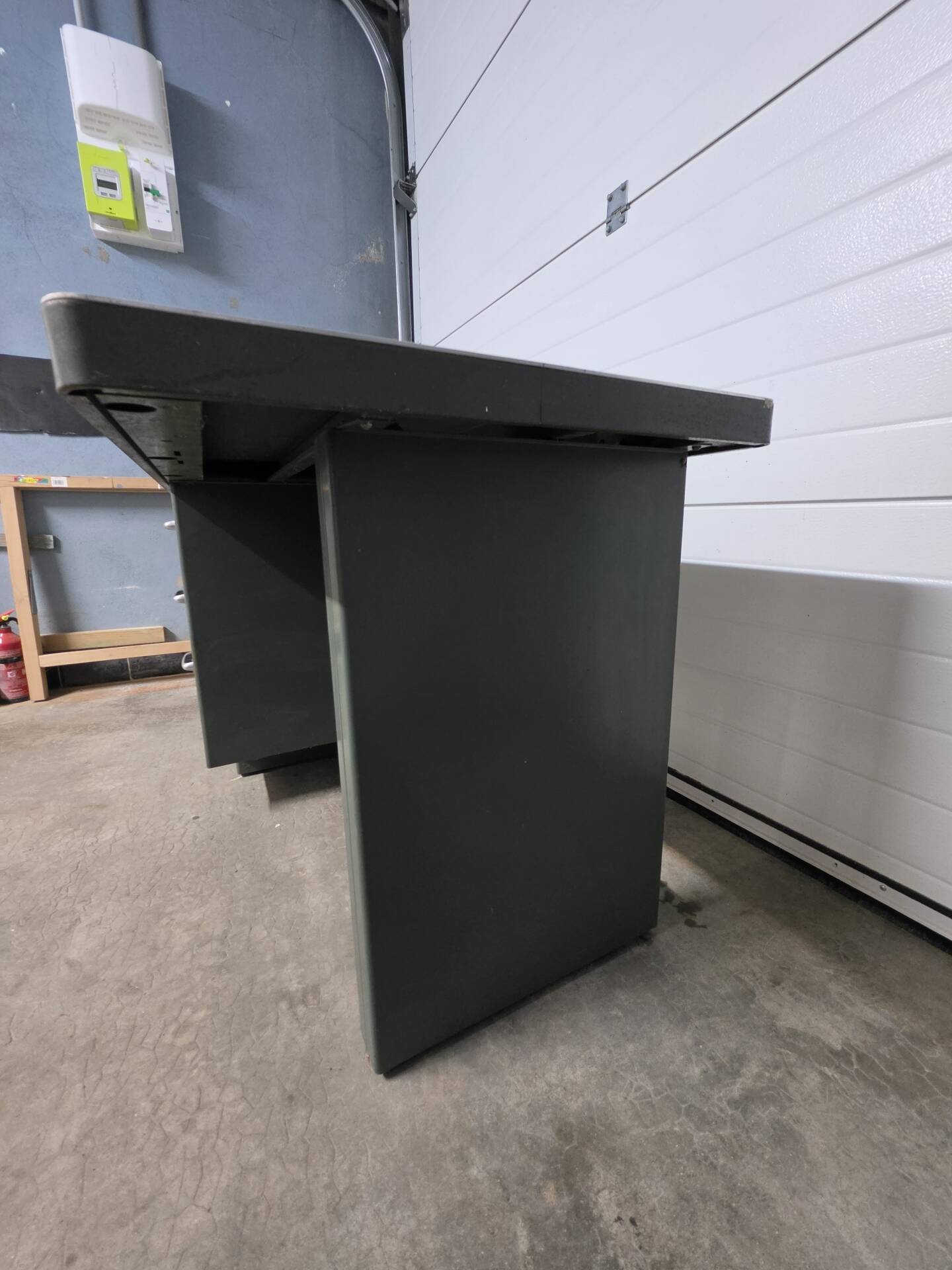 Strafor industrial desk