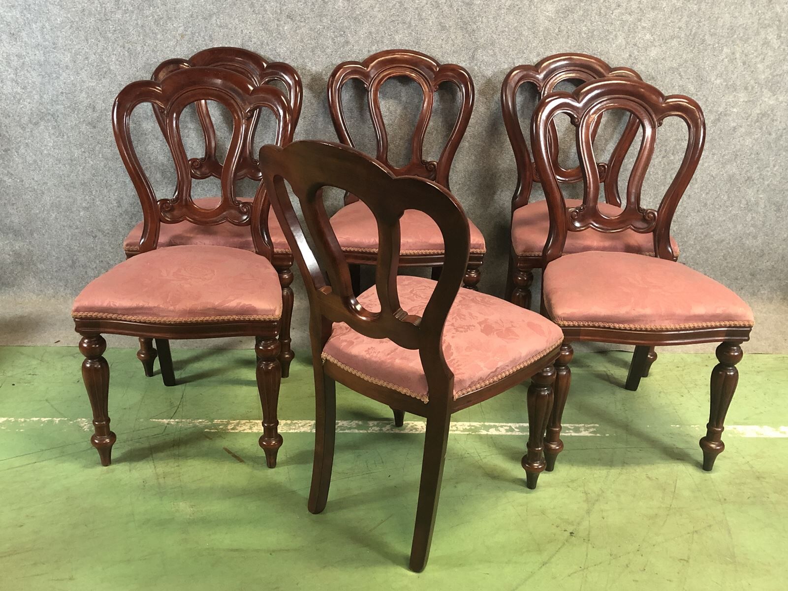 Suite de 6 chaises de style Victorien en acajou