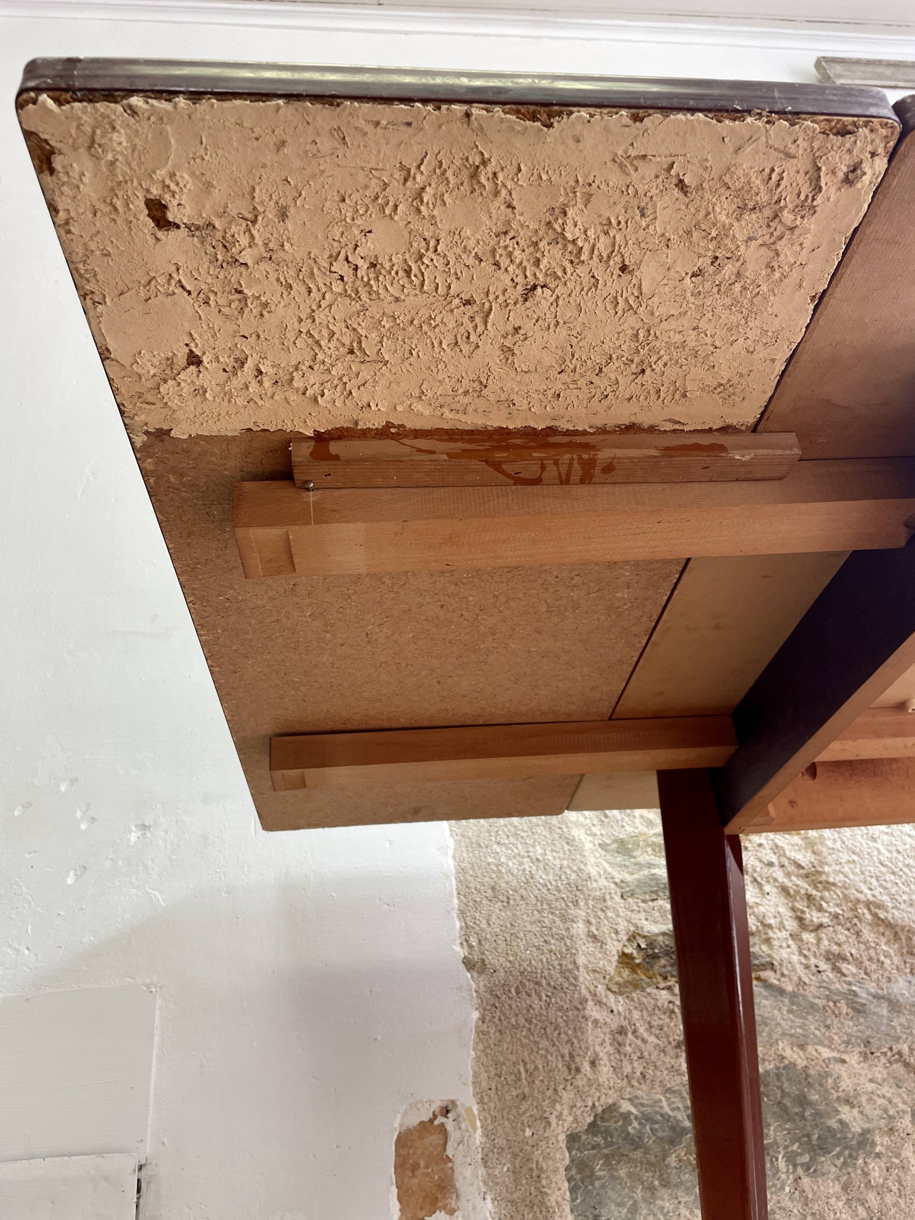 Extendable dining table compass feet