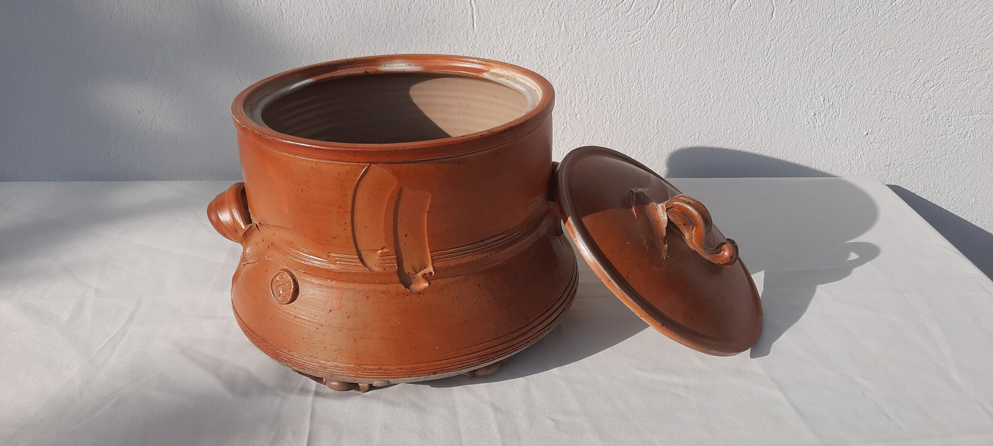 Covered soup bowl in sandstone Joël Nugier