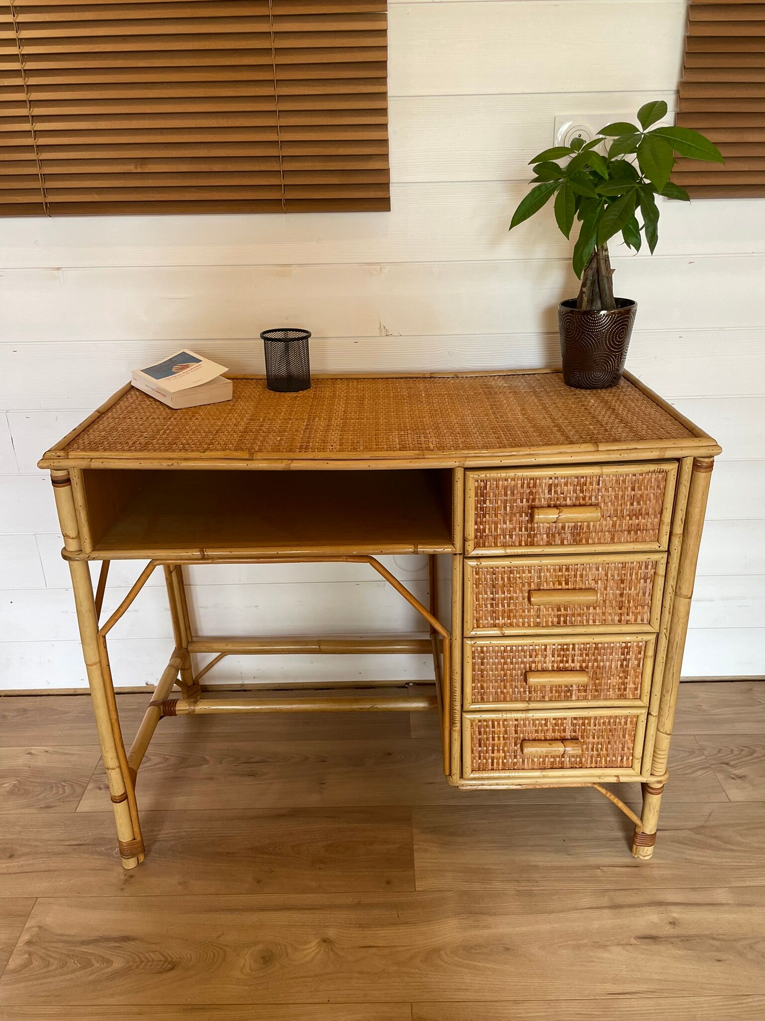 Vintage rattan and woven wicker desk with 4 drawers – Centrepiece – Style