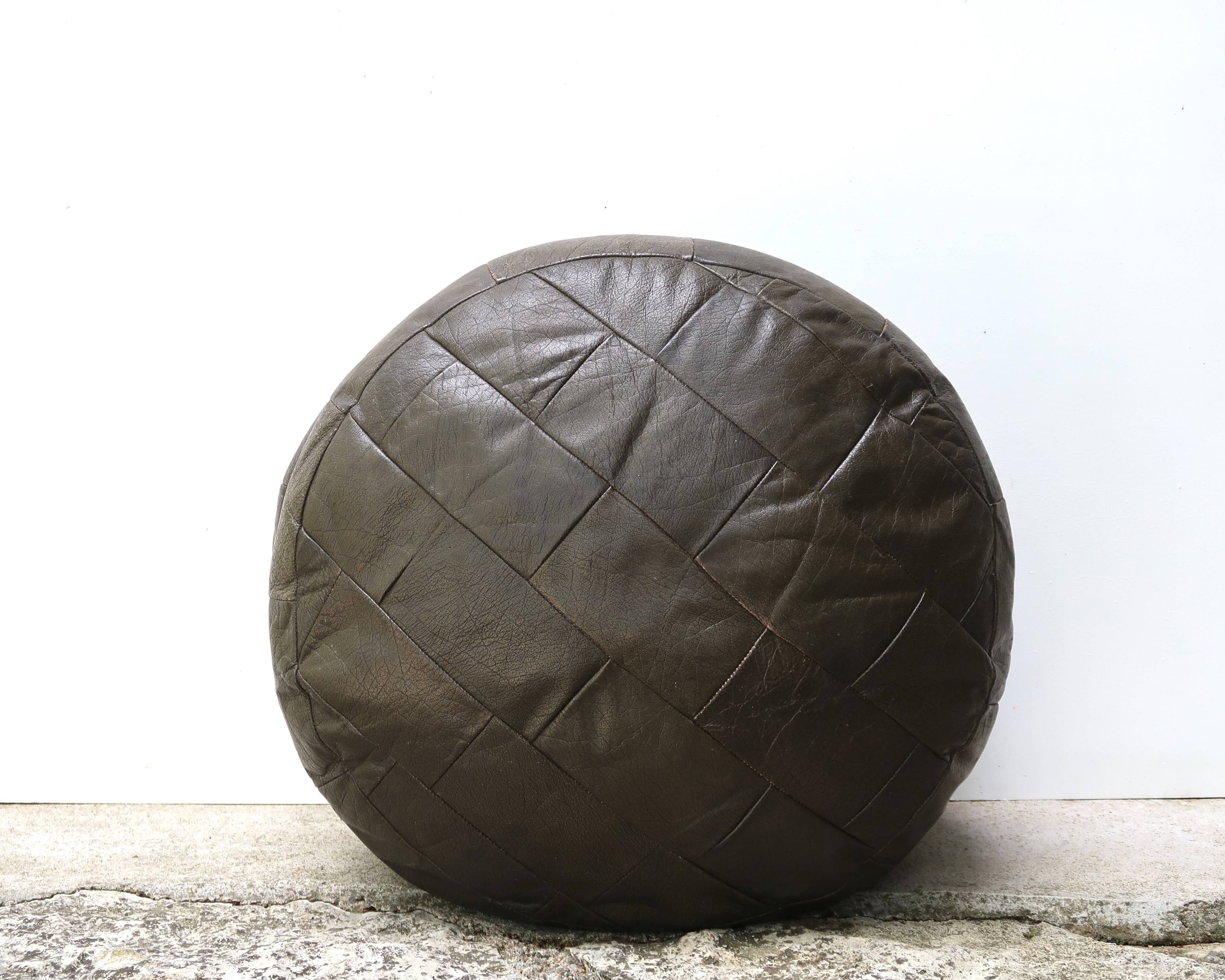 Round De Sede pouf in brown leather patchwork, 1970s.