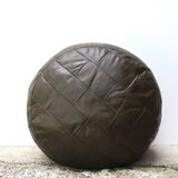 Round De Sede pouf in brown leather patchwork, 1970s.