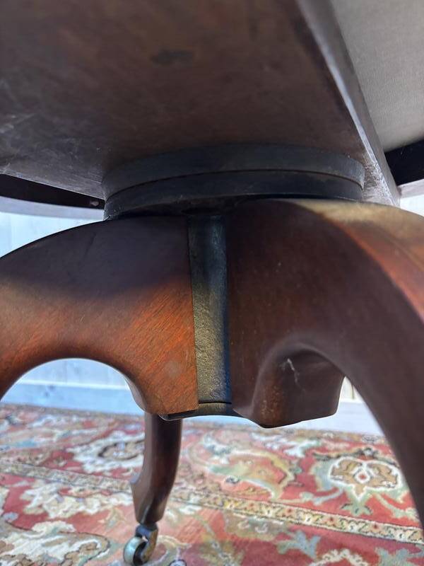 Swivel office chair