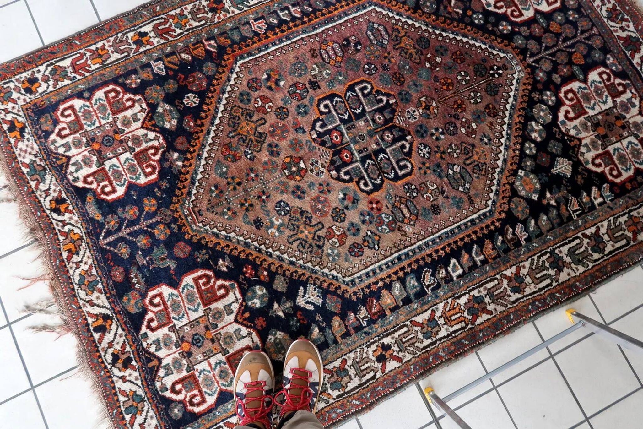 Handmade vintage Persian Shiraz rug 149cm x 208cm, 1940s