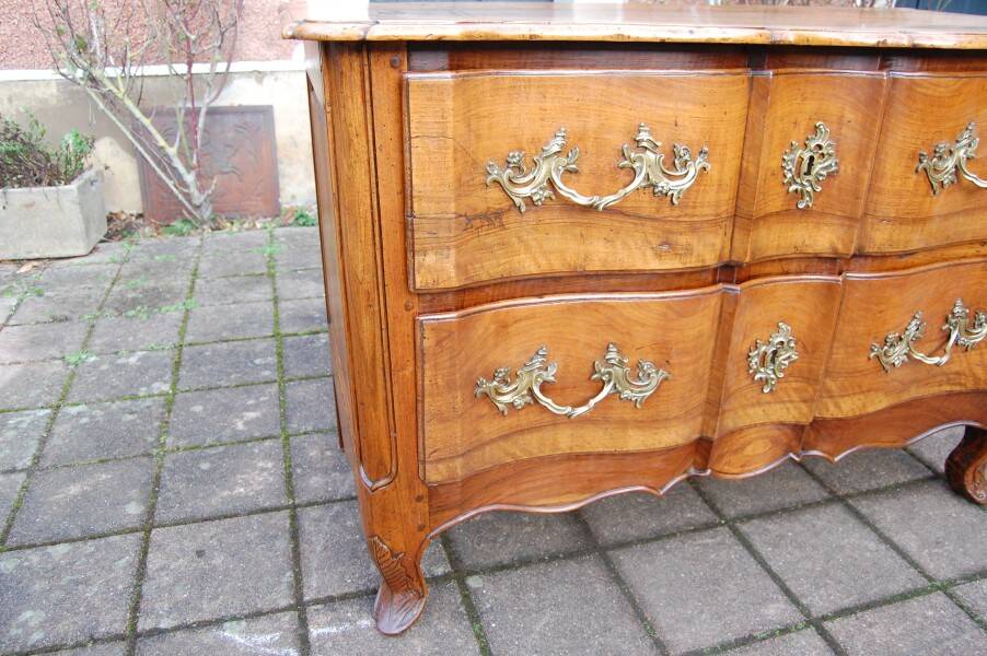 commode arbaléte d époque louis XV en noyer du 18e siécle