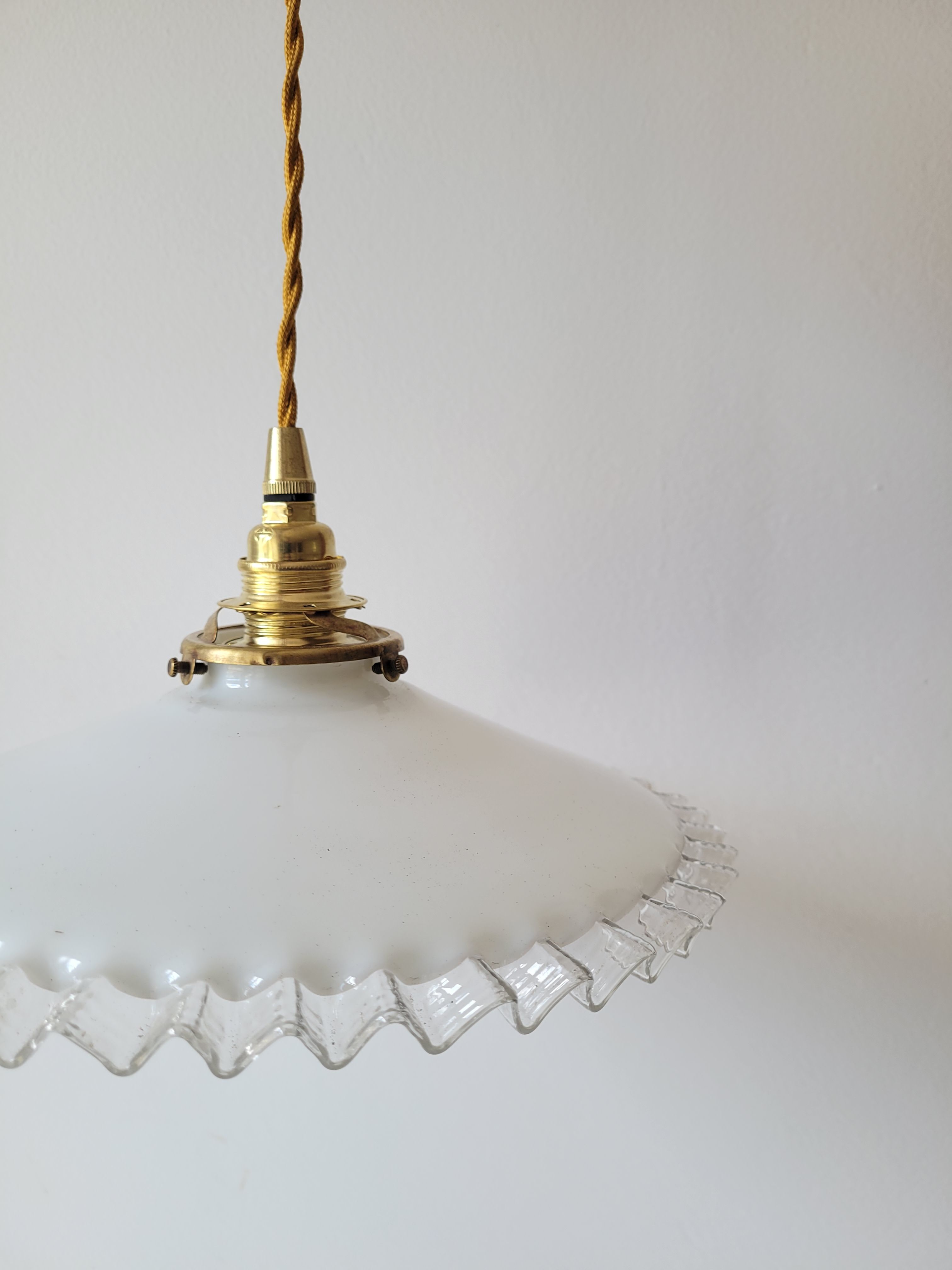 Suspension en opaline dentelée