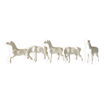 5 figurines chevaux du bonheur en porcelaine blanche émaillée