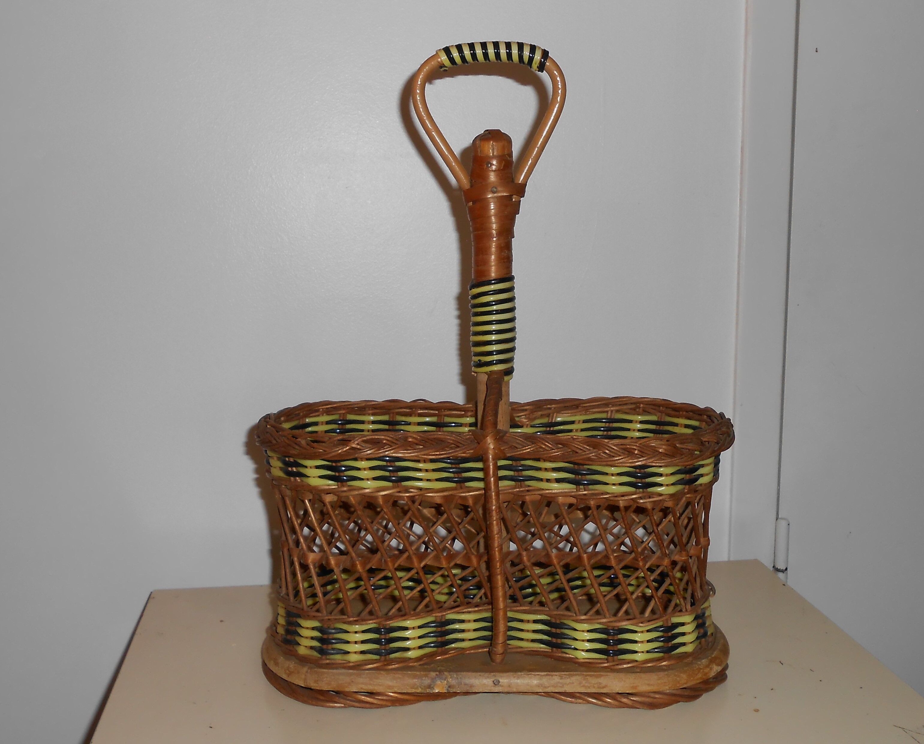 Bottle wicker and scoubidou