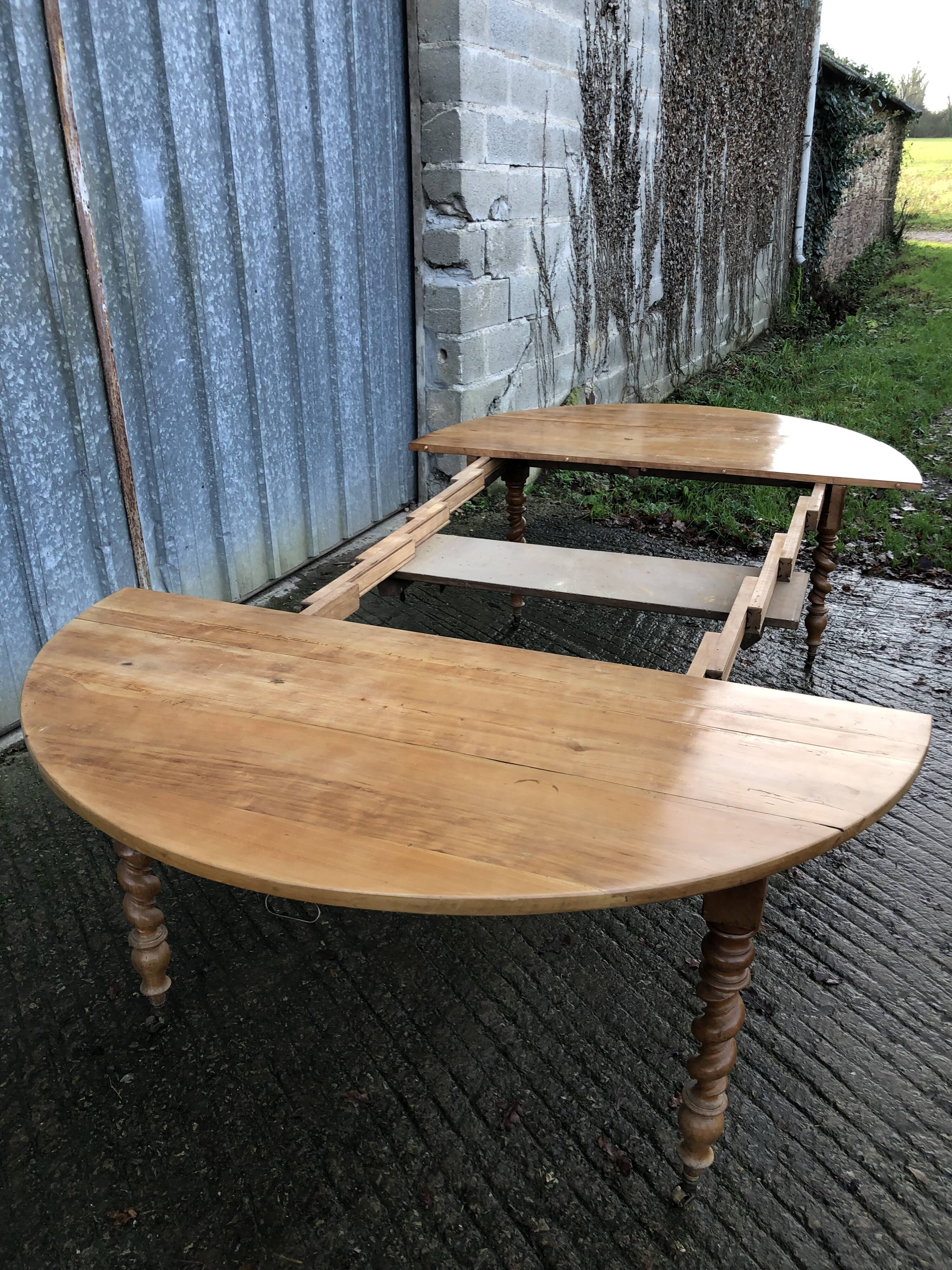 Round table in solid cherry wood, extendable with twisted legs, Louis Philippe style.