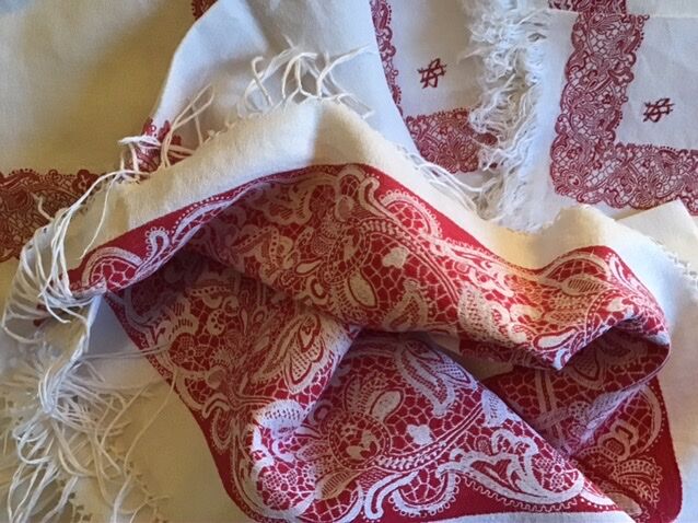 Red and white square sheet 140x140 and 6 towels