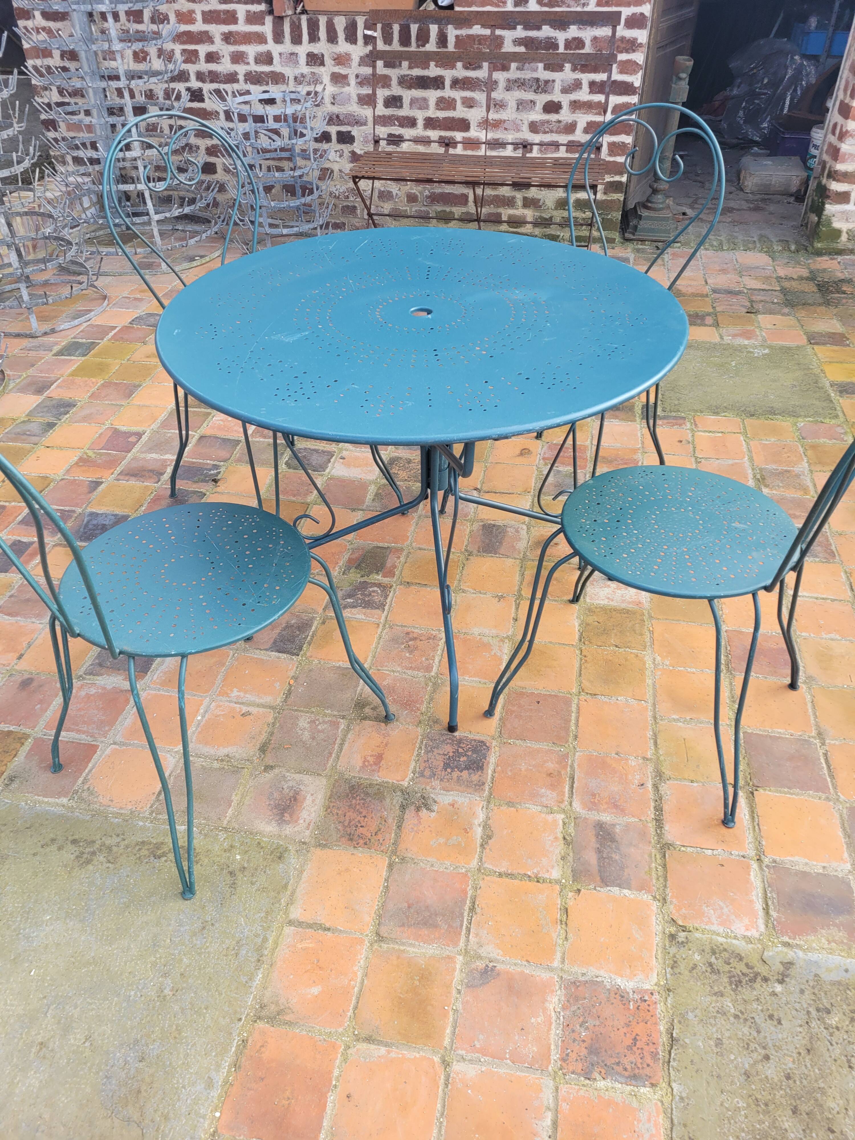 Salon de jardin en fer forgé, table & 4 chaises