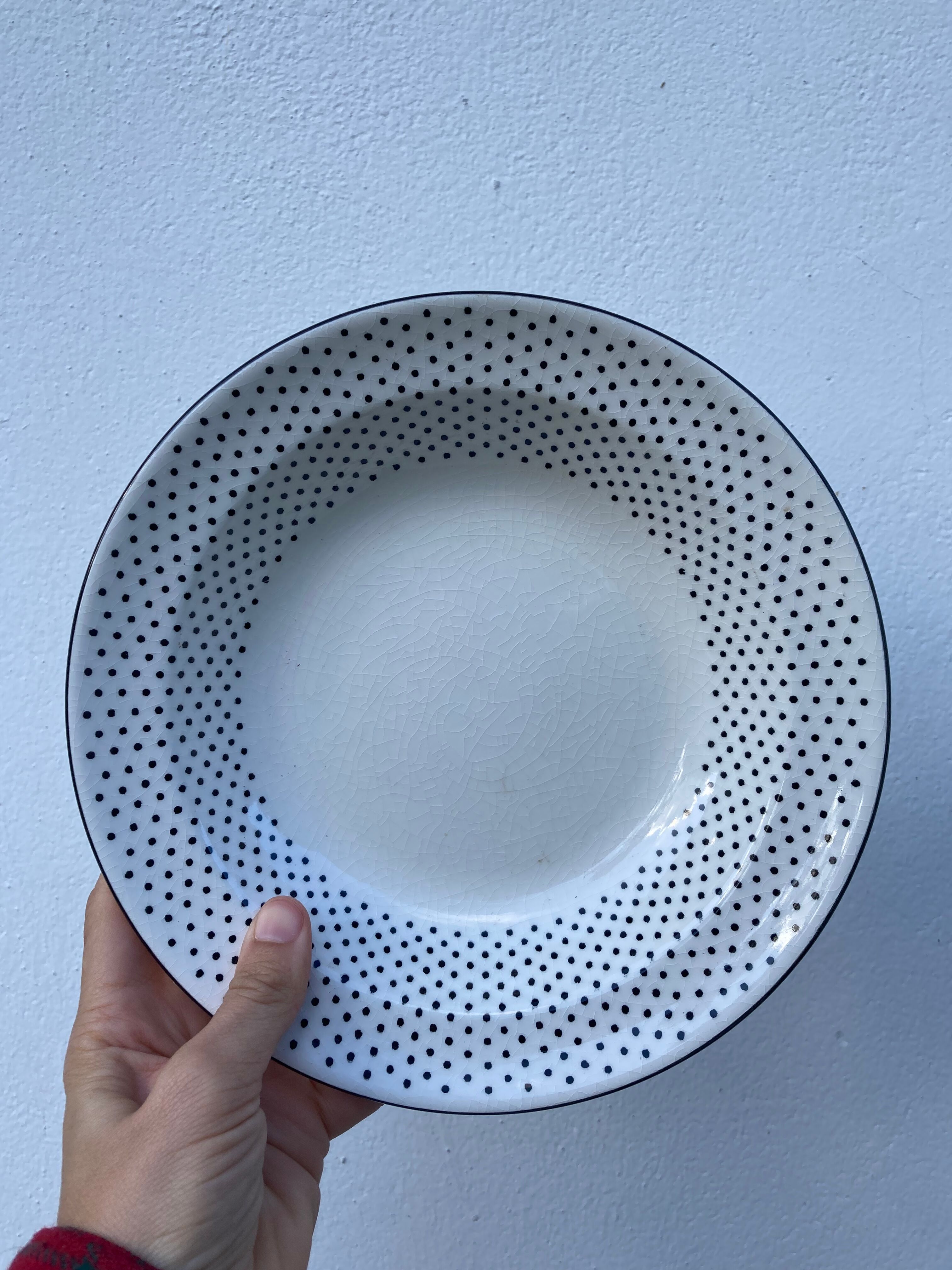 Gien service for 6 people with black polka dots: soup plates and flat plates