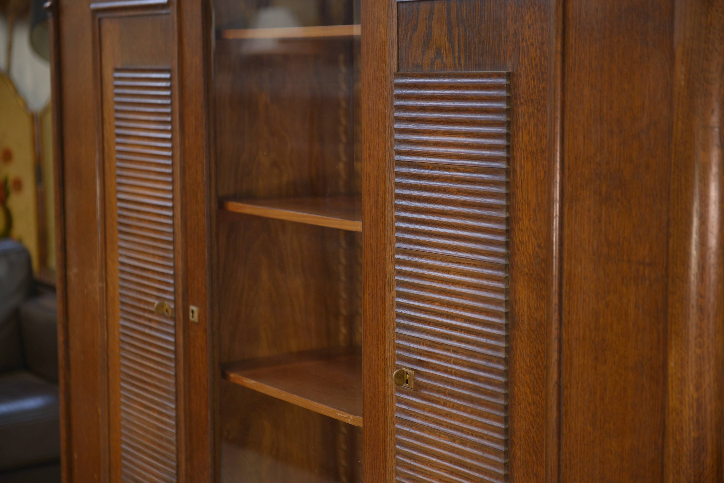 Brutalist display cabinet in oak by Charles Dudouyt, 1940s.