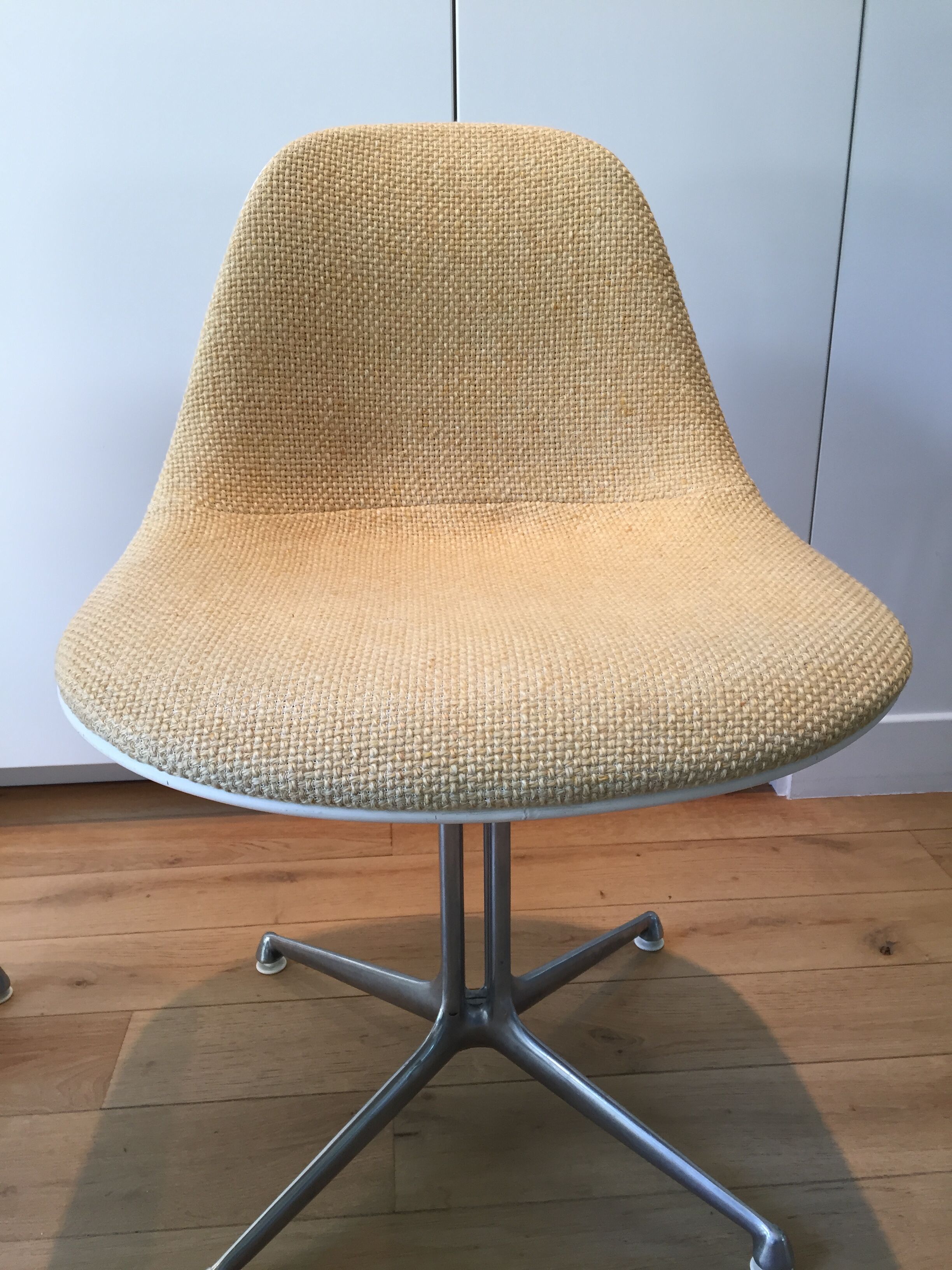 Set of 4 chairs the Fonda by Charles and Ray Eames, woolen yellow straw 1960-1970