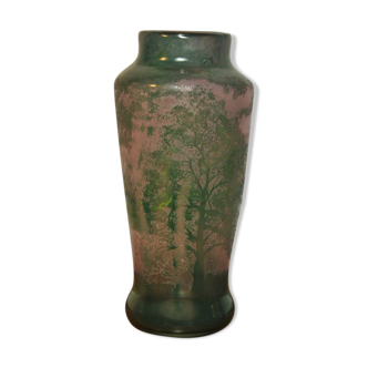 Vase en verre gravé à l'acide signé Bendor décor paysage boisé