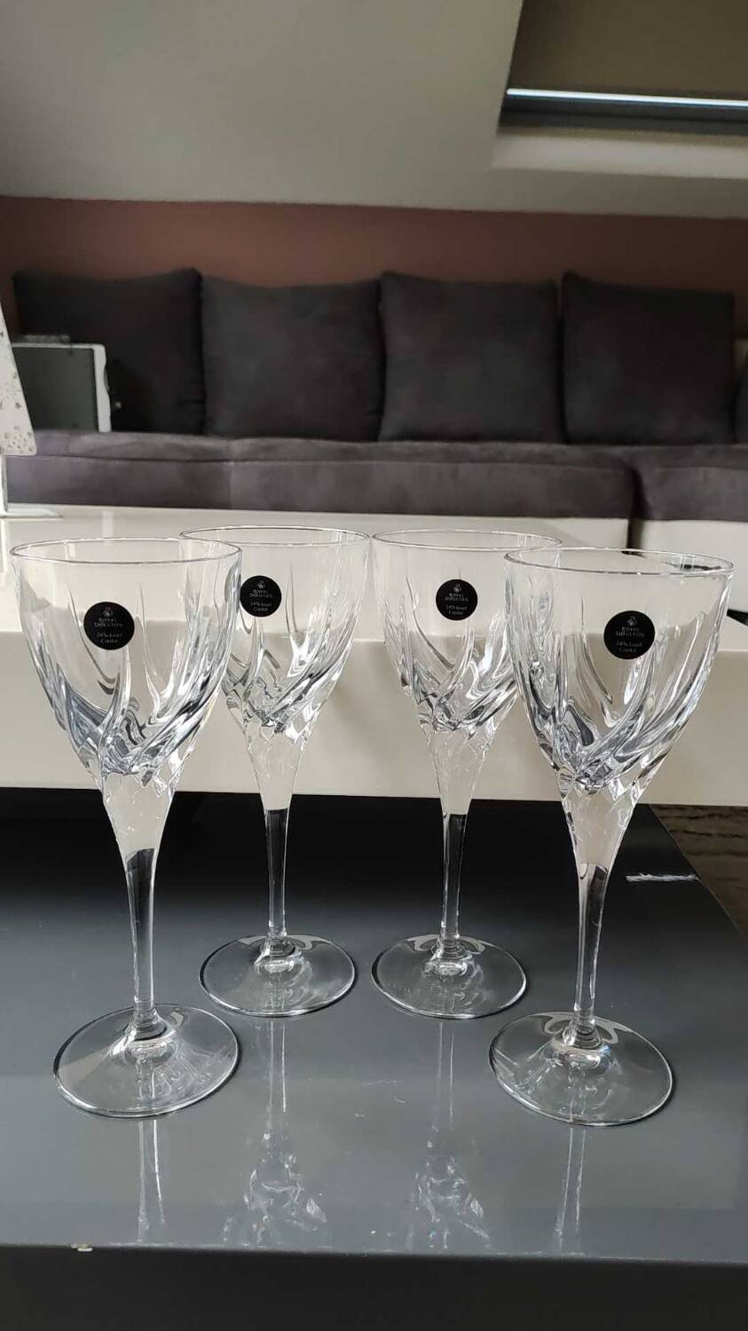 Set of 4 large red wine glasses/Royal Doulton Elegance. Made from high quality lead crystal. High 21 cm. New with box
