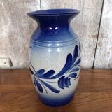 Ancien vase alsacien en grès gris bleuté et décor de fleurs, Anne Ehret
