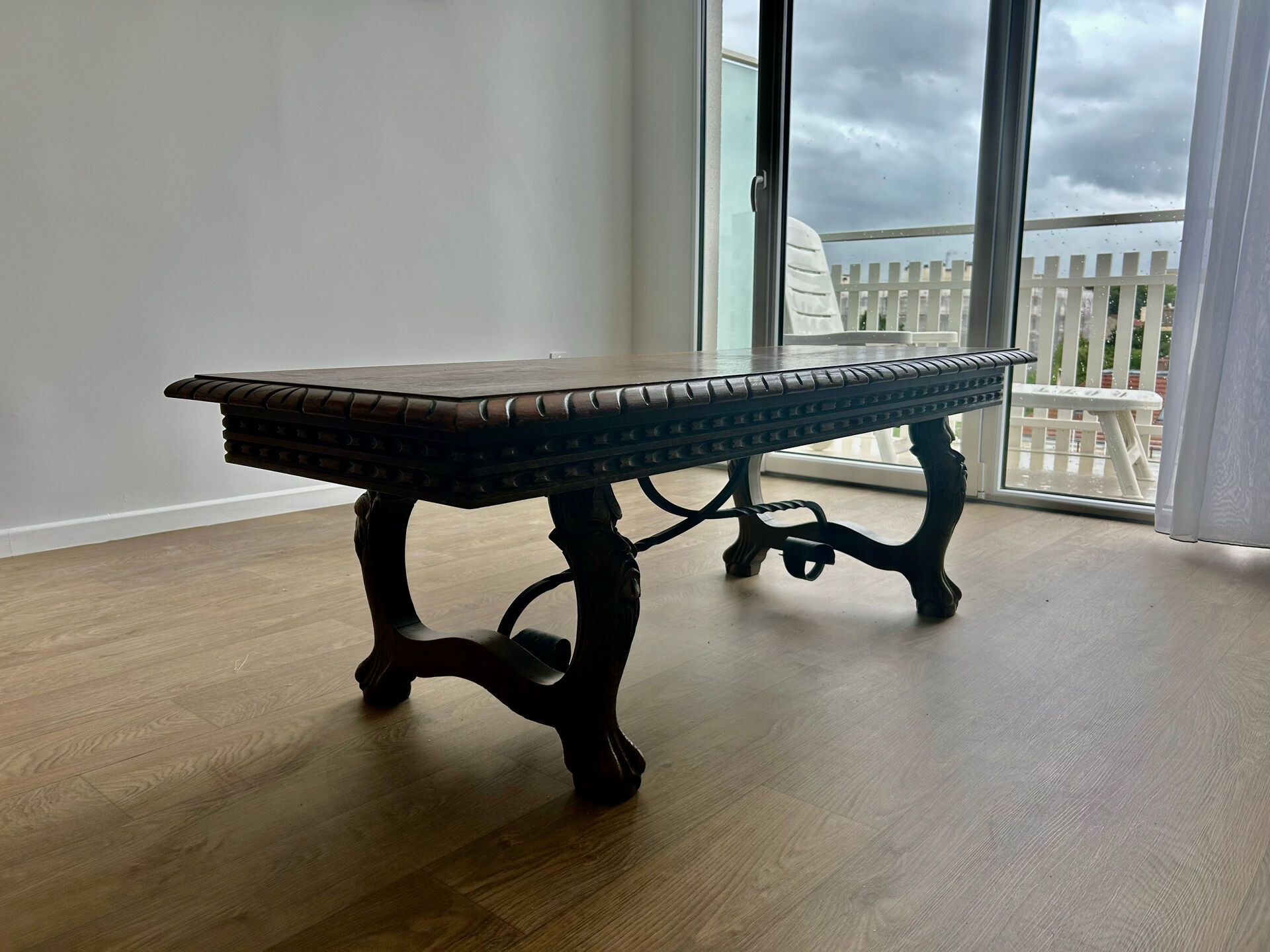 Table basse Renaissance espagnole en bois sculpté