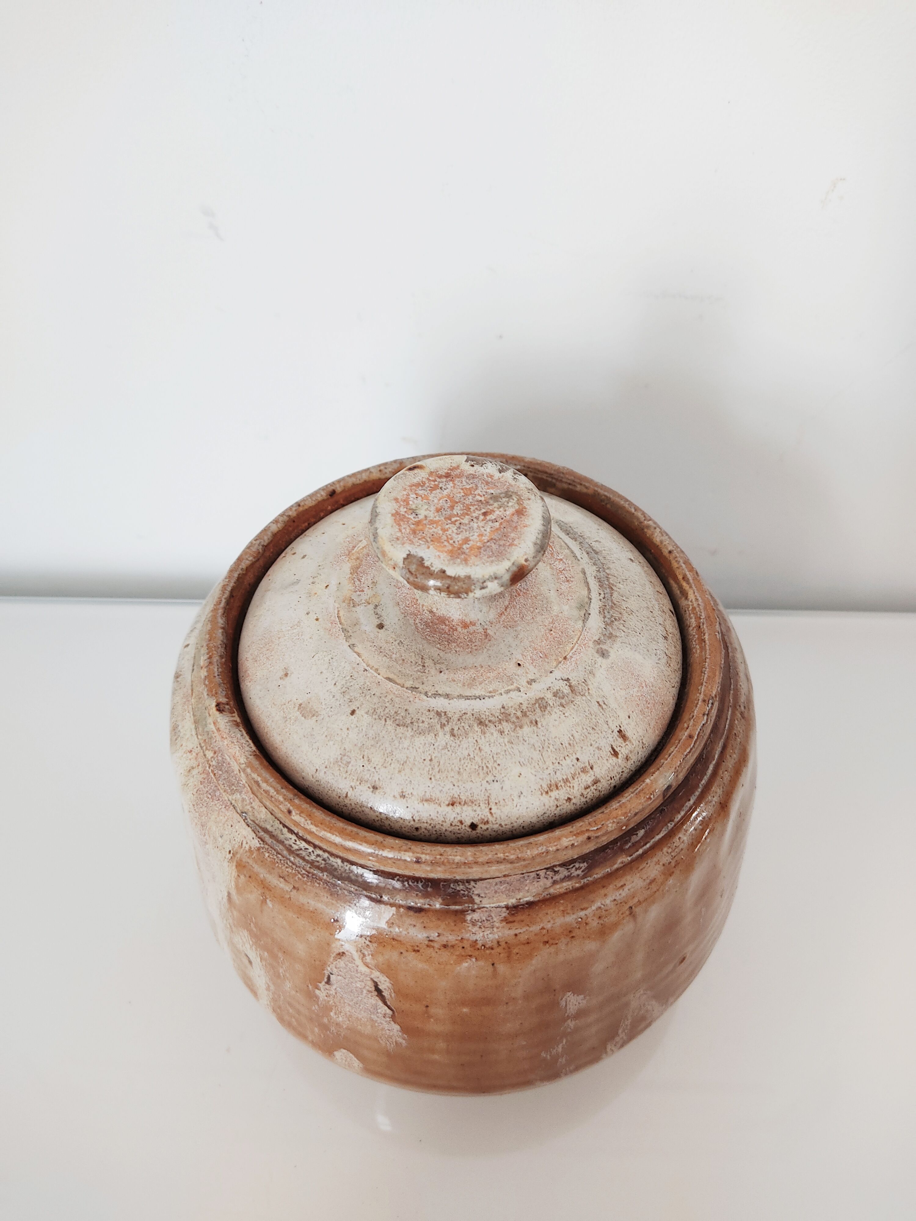 Pot couvert vintage en grès signé