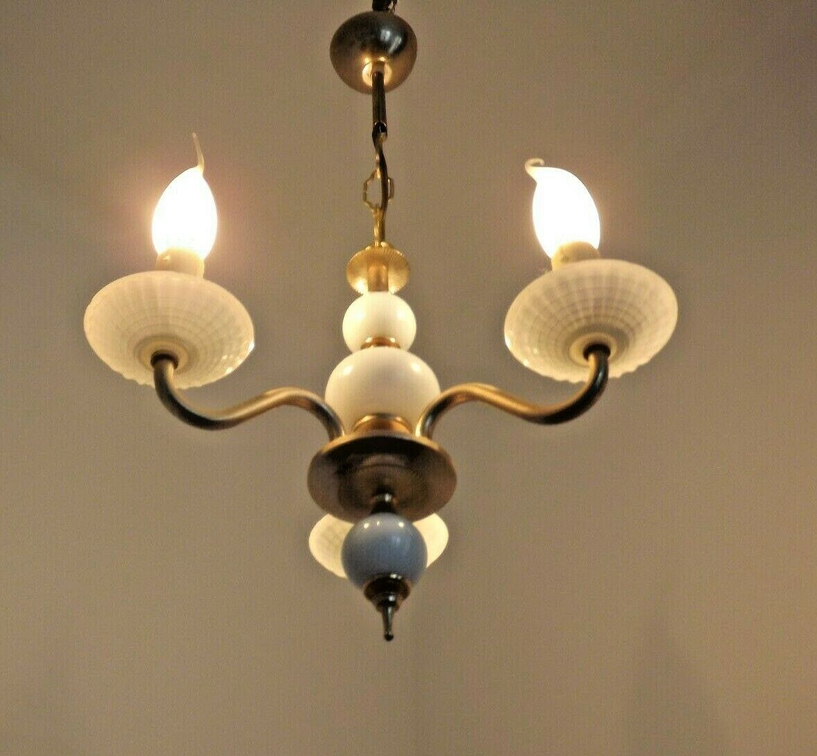 Chandelier vintage en métal doré et verre balnc