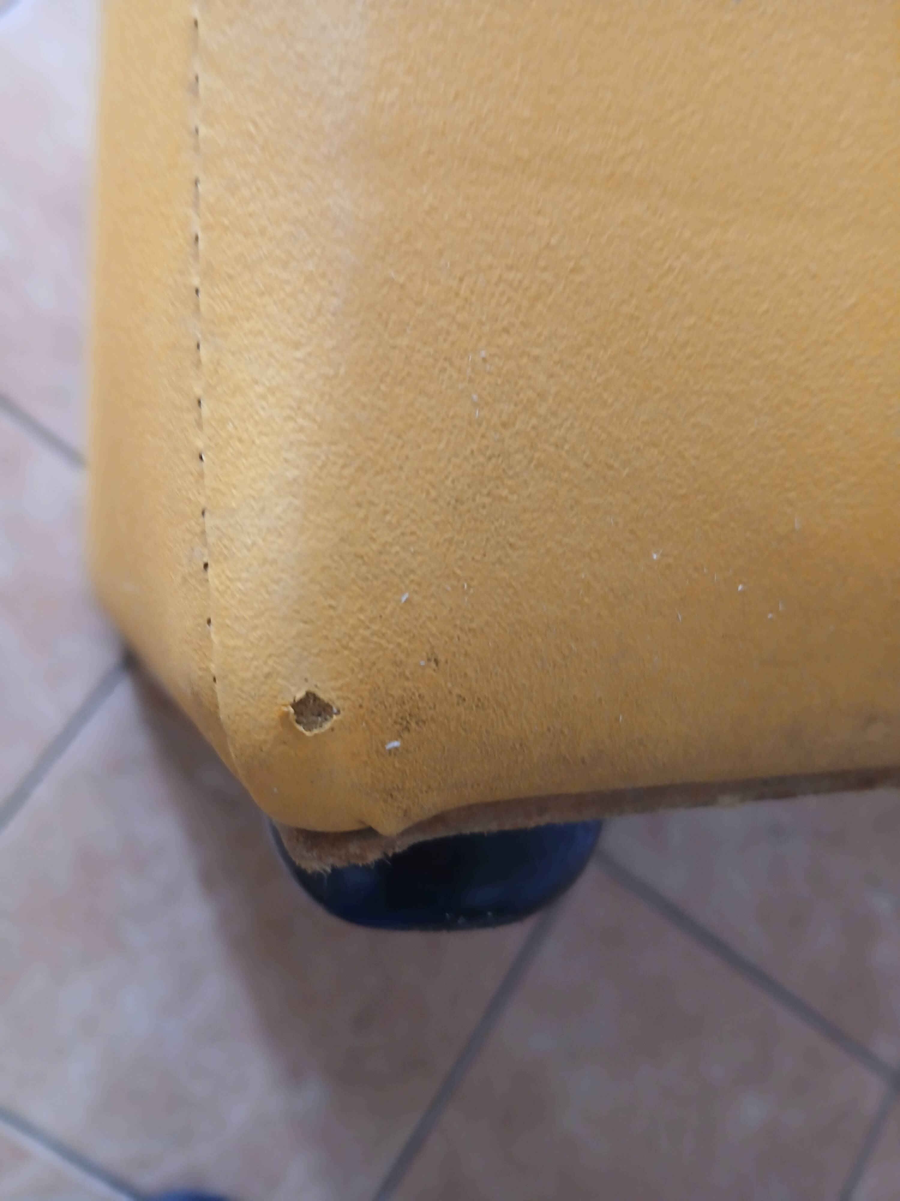 Lot de 4 chauffeuses années 70/80 vintage en similli cuir  jaune moutarde