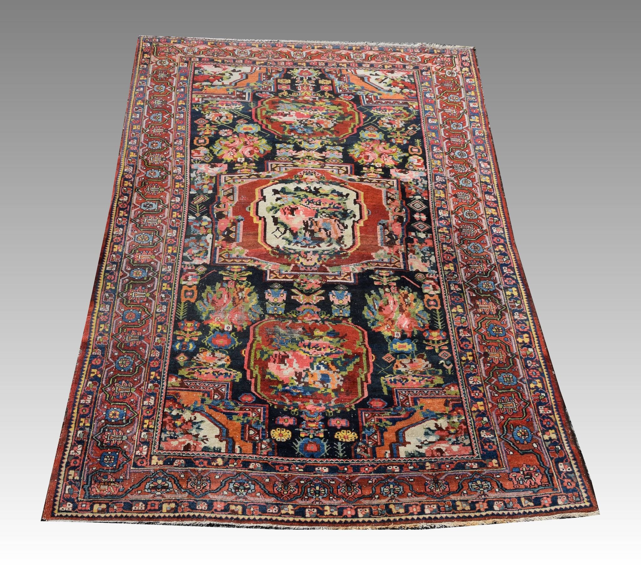 Antique Iranian oriental rug Bakhtiar Faradombeh: 3.37 X 2.13 meters. Early 20th century circa 1920/30