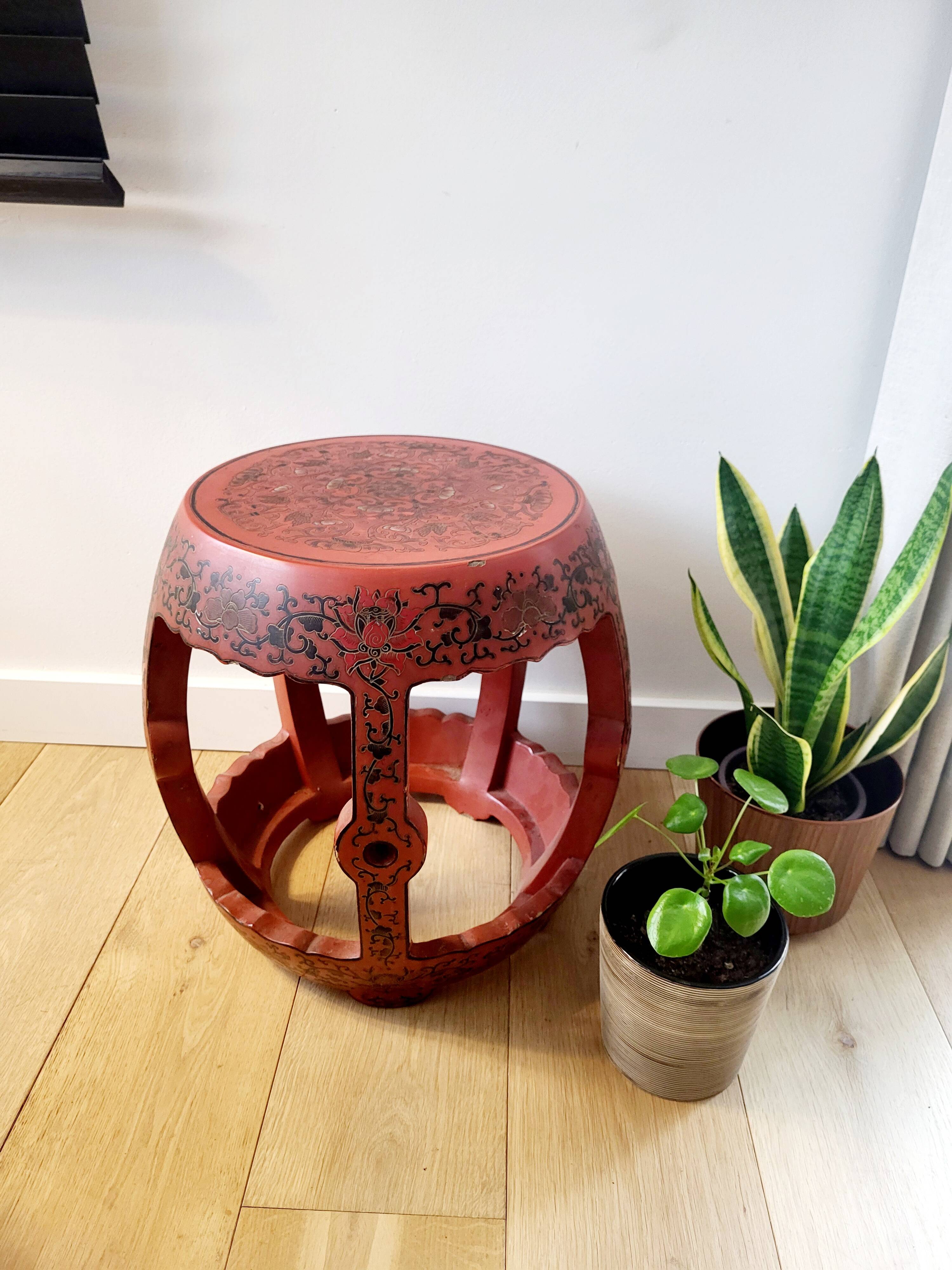 Tabouret, table d'appoint en bois laqué rouge, Chine