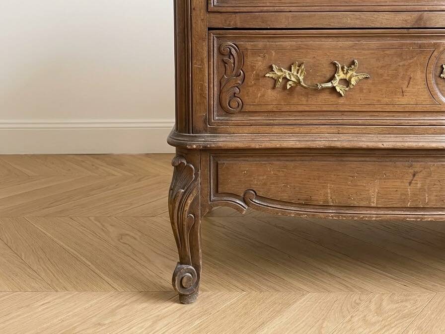 Antique Louis XV style commode in solid wood and marble.