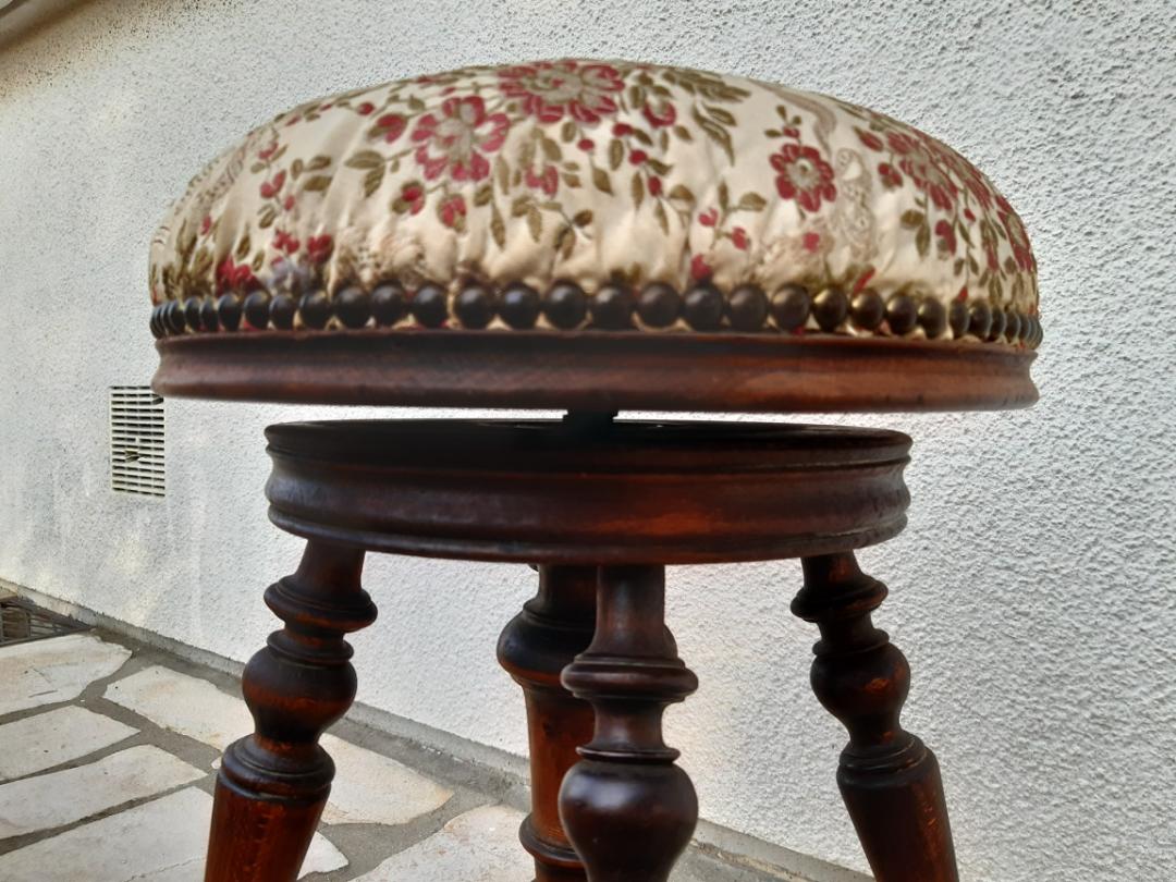 Piano stool