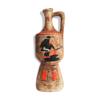 Pichet en céramique motif d'égyptienne, émaux rouges-orangés