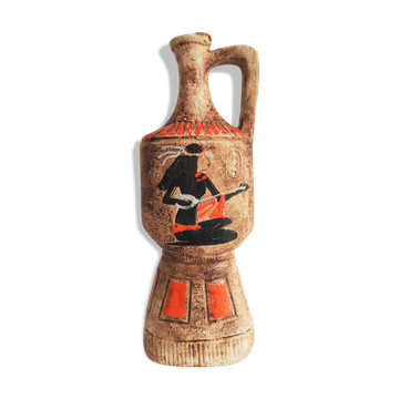 Pichet en céramique motif d'égyptienne, émaux rouges-orangés