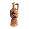 Pichet en céramique motif d'égyptienne, émaux rouges-orangés