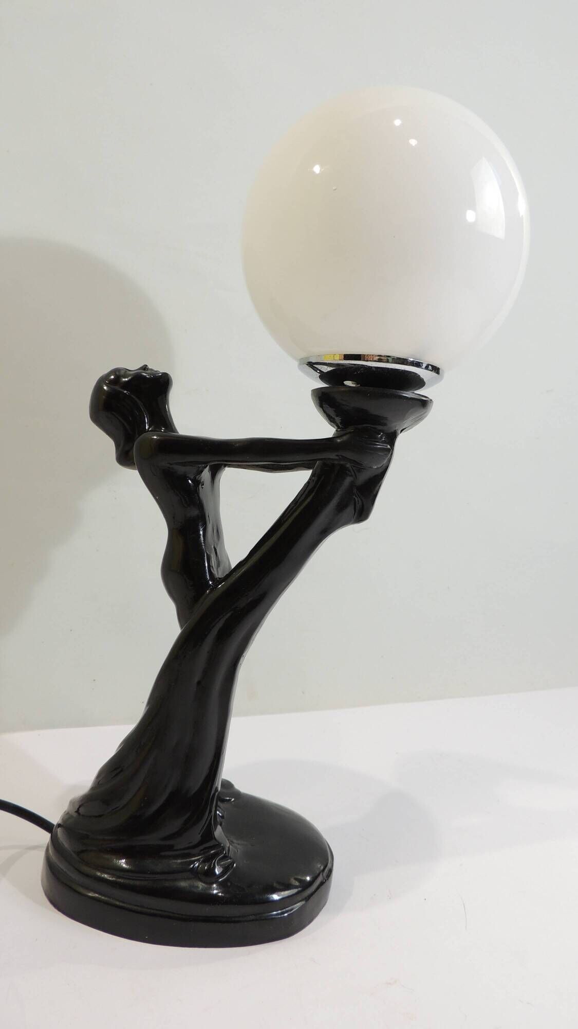 Art Deco lamp woman holding a luminous globe – Vintage resin lamp – L