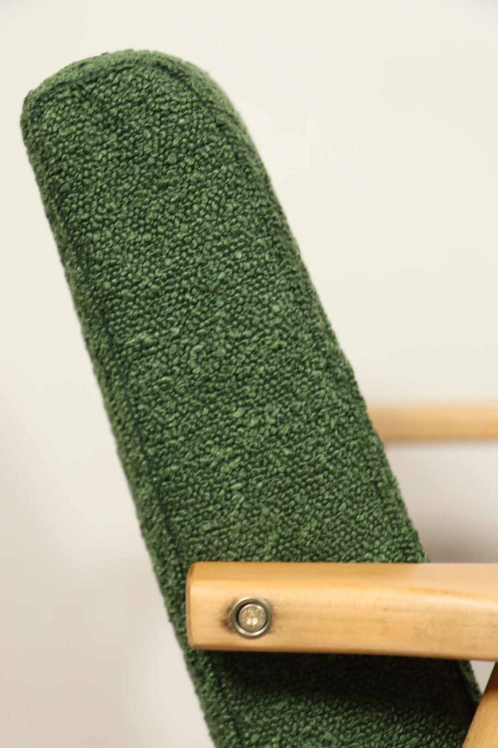 Fauteuil vintage Boucle verte bois naturel après rénovation