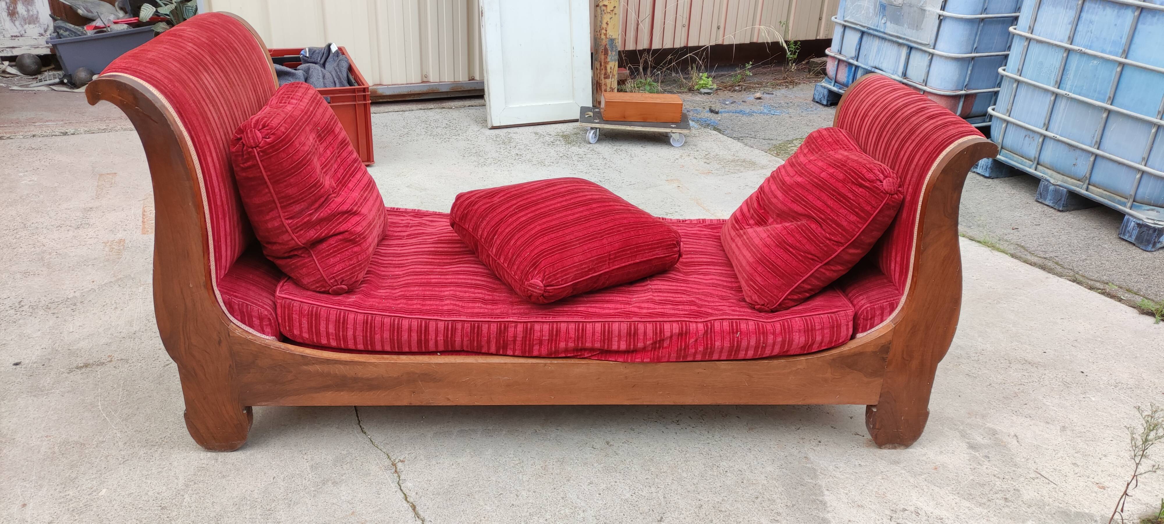 Meridian, old walnut and velvet daybed