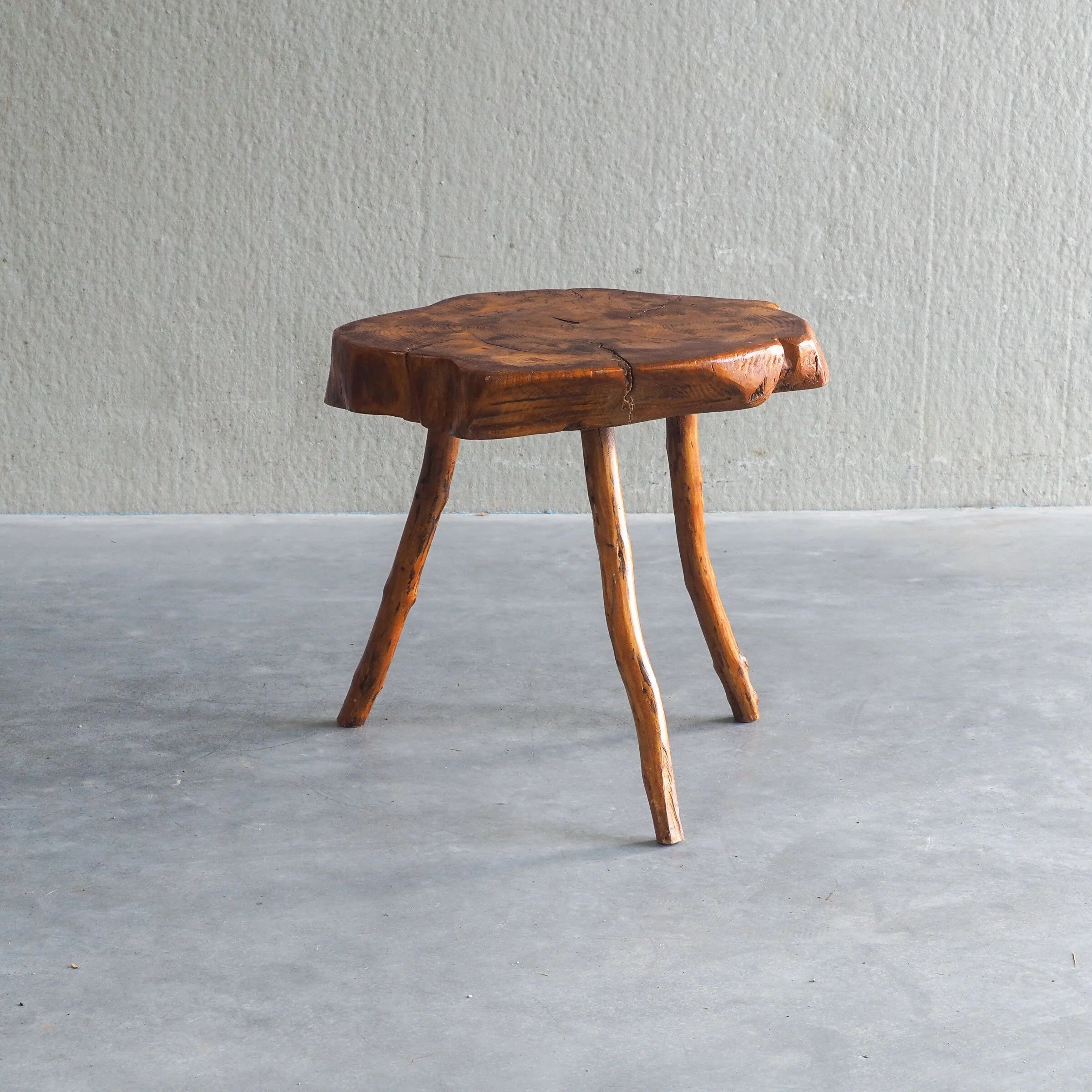 Table d'appoint en bois d'orme français vintage