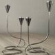Paire de chandeliers modernistes en métal argenté