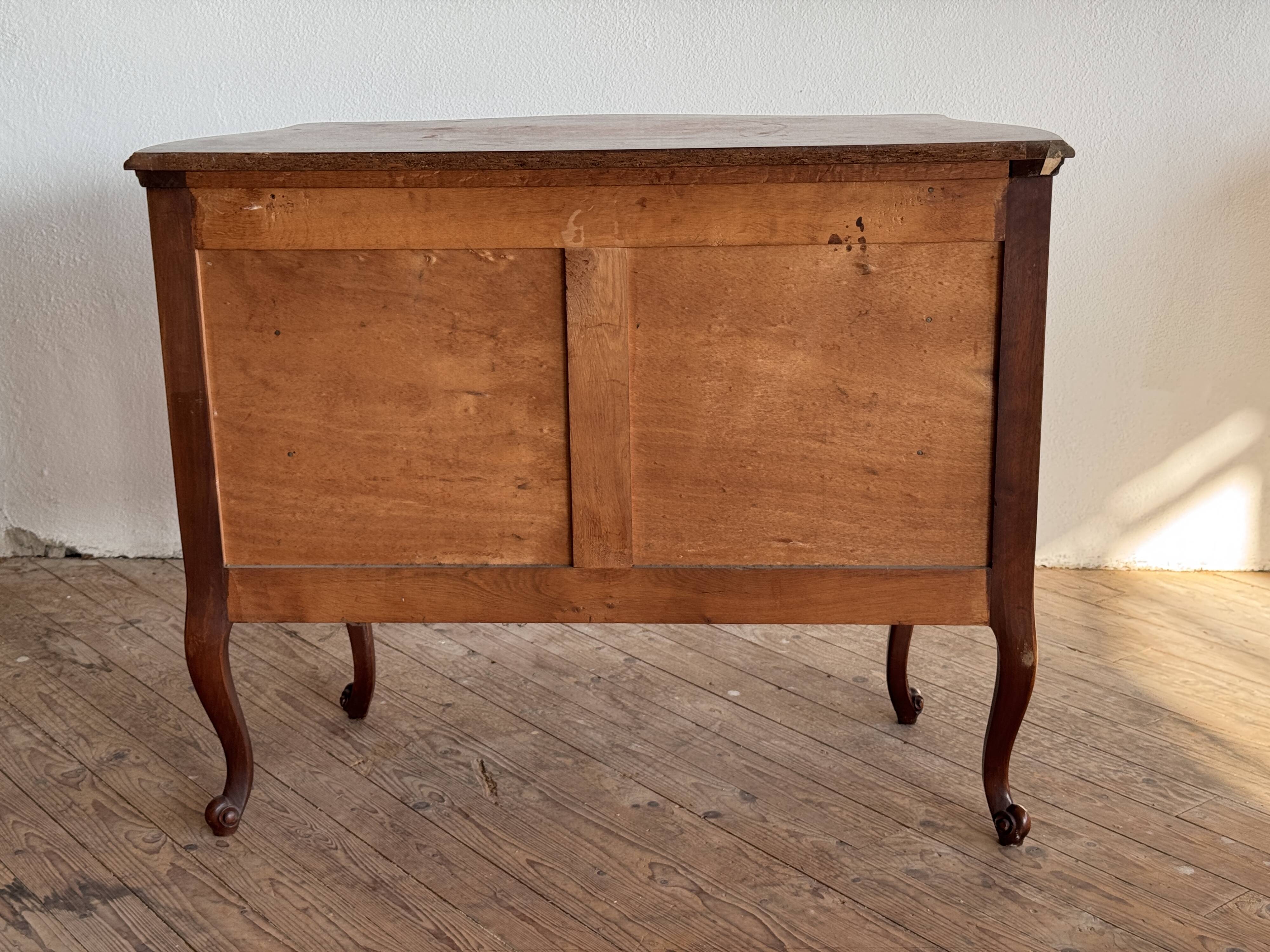 Petite commode de style Louis XV en chêne massif fin XIXème